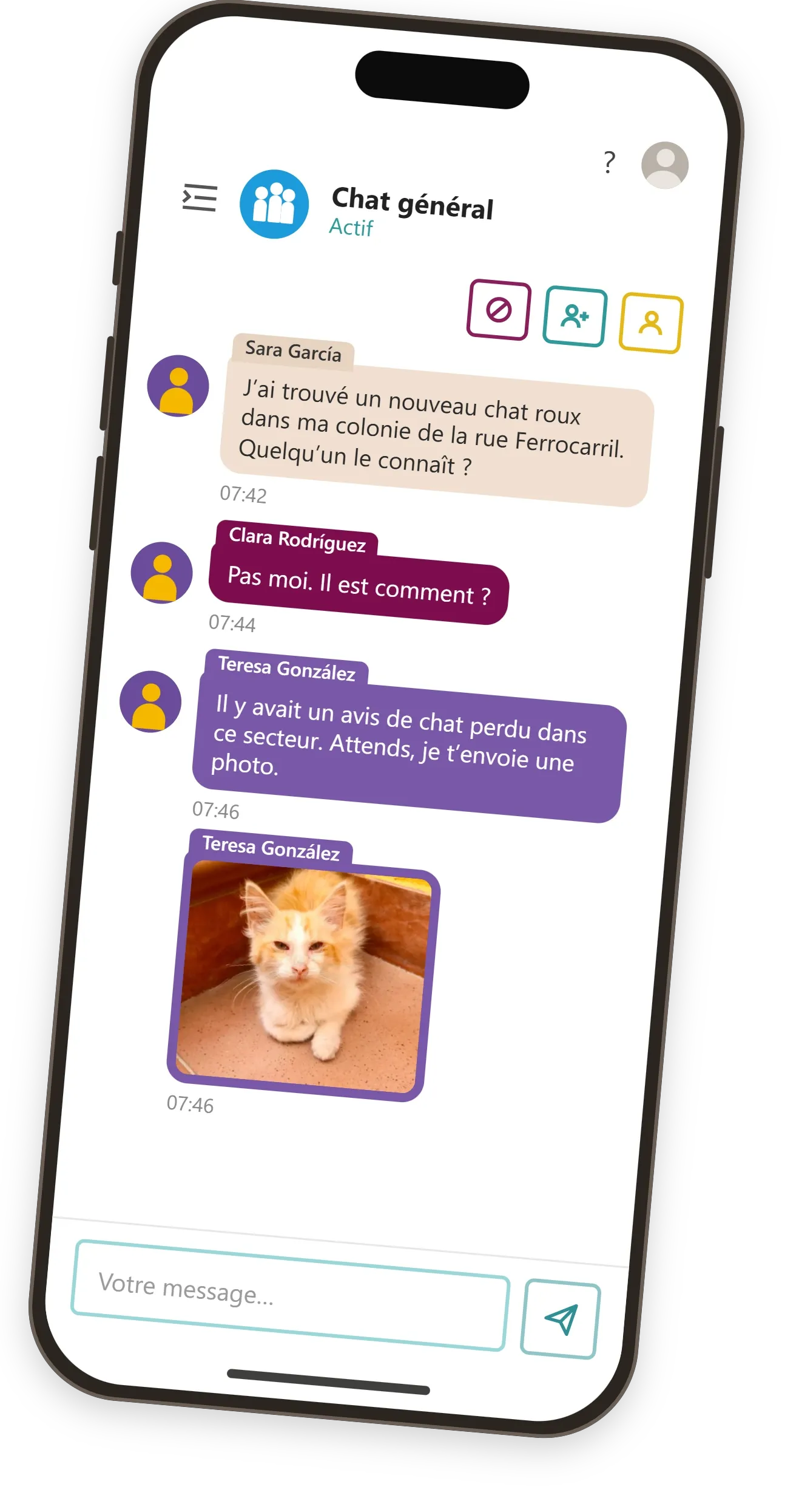 Téléphone affichant le chat interne de Meow Metrics : trois gestionnaires fictives parlent d’un nouveau chat roux dans une colonie et l’une d’elles partage sa photo