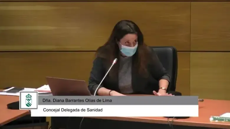 Diana Barrantes Olías de Lima, concejala delegada de Sanidad de Collado Villalba, interviene en un pleno municipal