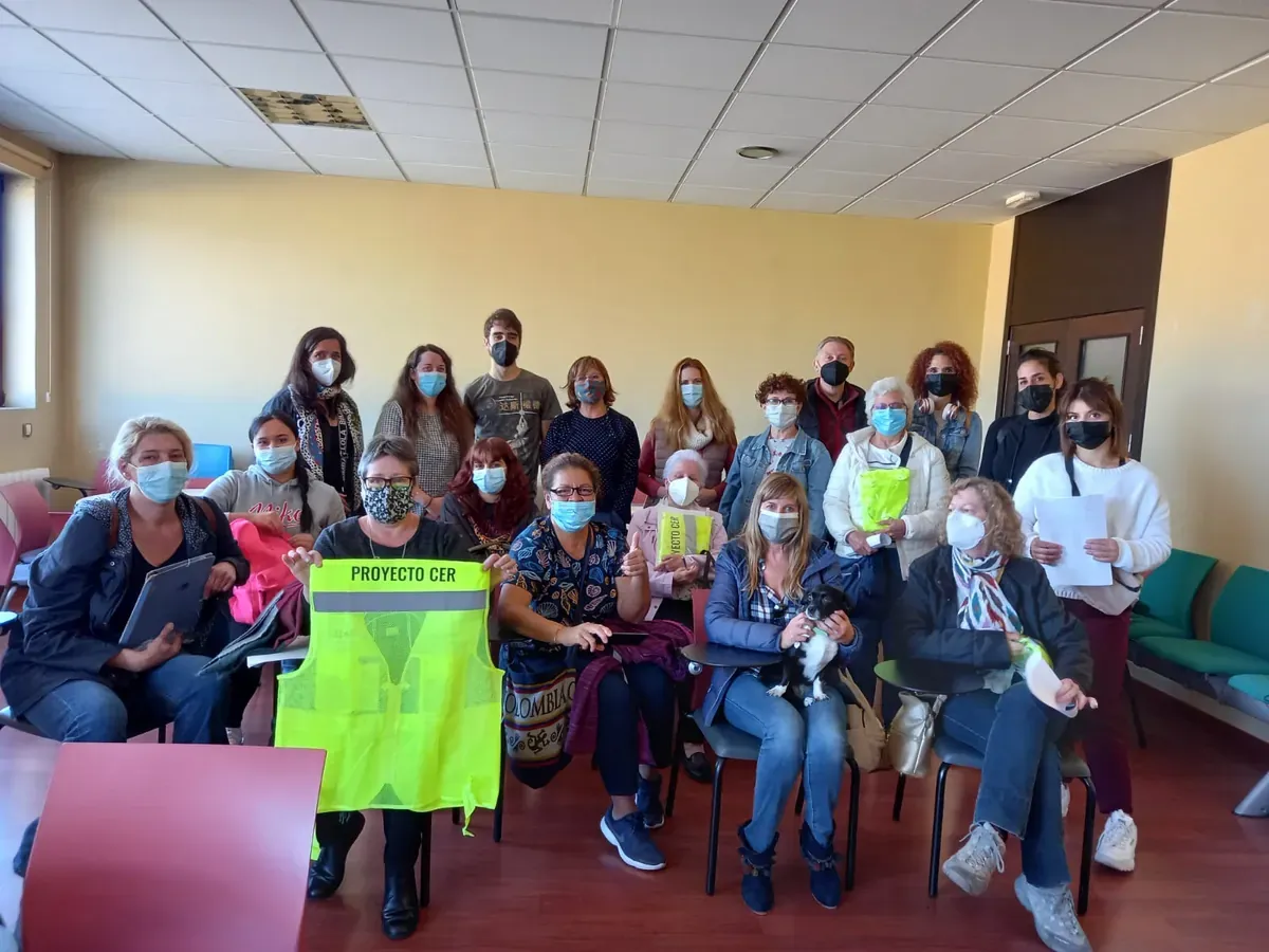 Gestoras voluntarias de colonias felinas en la primera reunión del programa CER municipal de Collado Villalba en 2020, con chalecos identificativos del Proyecto CER